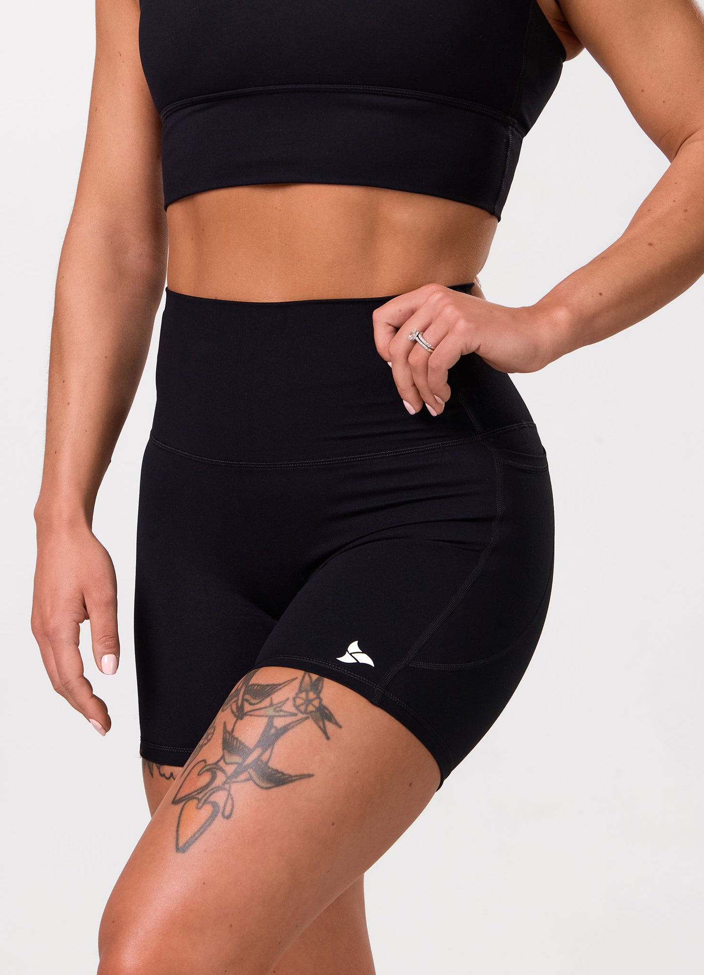 ROXI 6" Shorts BLACK EDITION